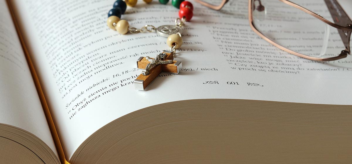 Cómo rezar el rosario tipo denario